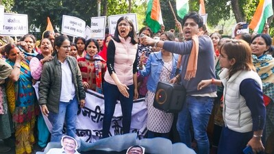 Rajya Sabha MP Swati Maliwal with women from purvanchal stages a protest against AAP convenor Arvind Kejriwal in New Delhi, Monday, Feb. 3, 2025. (PTI) Rajya Sabha MP Swati Maliwal with women from purvanchal stages a protest against AAP convenor Arvind Kejriwal in New Delhi, Monday, Feb. 3, 2025. (PTI)