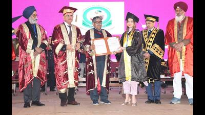 Punjab governor Gulab Chand Kataria confers degrees on students of Guru Gobind Singh Medical College in Faridkot on Monday. (HT Photo)