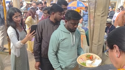 Noor Khan with Lal Mirch Keema and the long queue at the home-cooked food festival at Salempur Estate (Deep Saxena/HT) Noor Khan with Lal Mirch Keema and the long queue at the home-cooked food festival at Salempur Estate (Deep Saxena/HT)