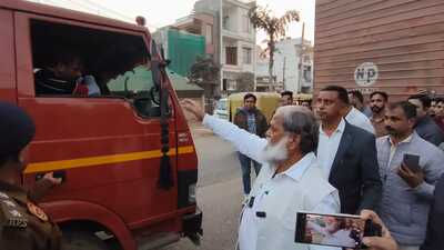 Transport minister Anil Vij conducting a raid to check vehicles for overloading on Ambala-Naraingarh road on Monday. (HT Photo)