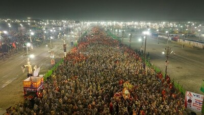 Akharas or spiritual sects led the Amrit Snan on Monday on the occasion of Basant Panchami at Triveni Sangam, the confluence of rivers Ganga, Yamuna and Saraswati (Deepak Gupta/Hindustan Times)