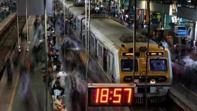 Commuters walk after disembarking from suburban trains as others wait to board at a railway station in Mumbai (REUTERS/Representative)