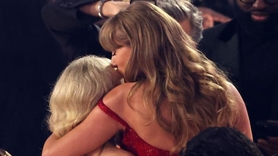 Taylor Swift gives Sabrina Carpenter a kiss at the Grammys. Taylor Swift gives Sabrina Carpenter a kiss at the Grammys.