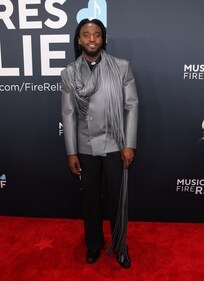 Shaboozey wearing an elongated metallic fringe scarf