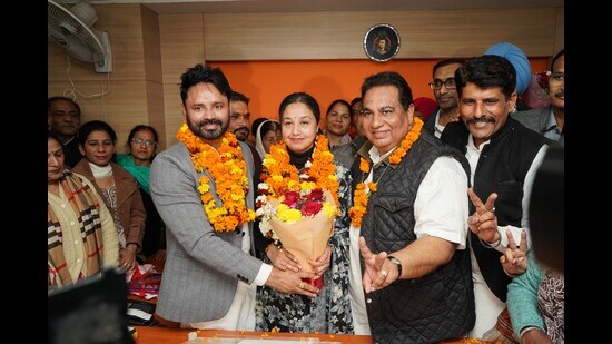 Newly elected senior deputy mayor Jasbir Singh Bunty and deputy mayor Taruna Mehta with Chandigarh Congress president HS Lucky after taking charge at MC office in Sector 17 on Monday. (HT Photo)