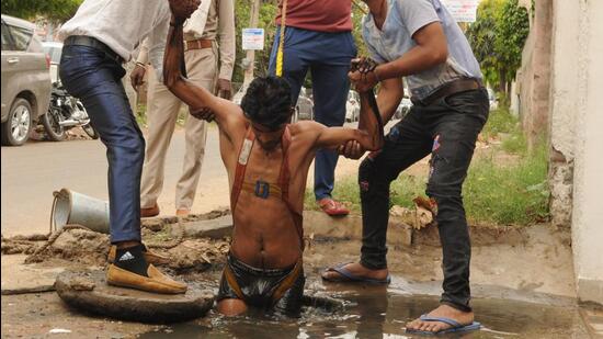 The Supreme Court has asked corporations in six cities to file an affidavit by February 13 indicating “how and when manual scavenging/sewer cleaning has been stopped” (FILE PHOTO)