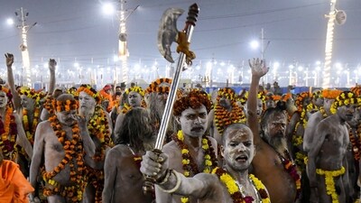 Naga Sadhus also displayed their prowess at handling various traditional weaponry (Ishant) Naga Sadhus also displayed their prowess at handling various traditional weaponry (Ishant)