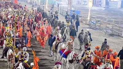 Naga sadhus of Shambhu Panchayati Atal Akhara arrived at the Triveni Sangam adorned in traditional jewellery and symbols such as tridents as well. (Nitin Sharma ) Naga sadhus of Shambhu Panchayati Atal Akhara arrived at the Triveni Sangam adorned in traditional jewellery and symbols such as tridents as well. (Nitin Sharma )