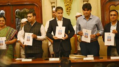 BMC commissioner Bhushan Gagrani (centre) present annual budget at BMC head office in Mumbai. (HT Photo/Anshuman Poyrekar) BMC commissioner Bhushan Gagrani (centre) present annual budget at BMC head office in Mumbai. (HT Photo/Anshuman Poyrekar)