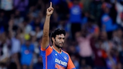Cricket - Fifth T20 International - India v England - Wankhede Stadium, Mumbai, India - February 2, 2025 India's Shivam Dube celebrates after taking the wicket of England's Phil Salt, caught behind by Dhruv Jurel REUTERS/Anushree Fadnavis (REUTERS)