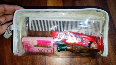 A woman shared the contents of her friend's toiletry pouch on X (X/@333maheshwariii)