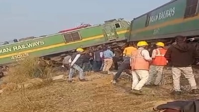 **EDS: SCREENSHOT VIA PTI VIDEOS** Fatehpur: Railway officials at the site after two goods trains collided, near Pambhipur, in Fatehpur district, Uttar Pradesh, Tuesday, Feb. 4, 2025. (PTI Photo)(PTI02_04_2025_000011B) (PTI)
