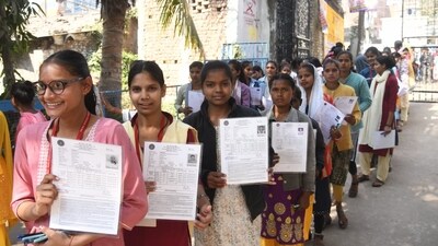 Candidates showing their documents before appearing in the Class 12 (intermediate) exam of the Bihar School Examination Board (BSEB) at D.A.V high school, Danapur, Patna (Santosh Kumar) Candidates showing their documents before appearing in the Class 12 (intermediate) exam of the Bihar School Examination Board (BSEB) at D.A.V high school, Danapur, Patna (Santosh Kumar)