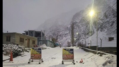 Sarchu in Lahaul valley received fresh snow on Tuesday.  (HT Photo)