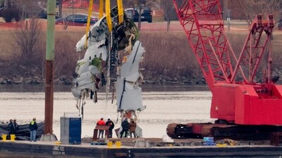 A large portion of the damaged plane fuselage is lifted from the Potomac River during recovery efforts after the American Airlines crash on February 03, 2025 in Arlington, Virginia (Photo by CHIP SOMODEVILLA / GETTY IMAGES NORTH AMERICA / Getty Images via AFP) (Getty Images via AFP) A large portion of the damaged plane fuselage is lifted from the Potomac River during recovery efforts after the American Airlines crash on February 03, 2025 in Arlington, Virginia (Photo by CHIP SOMODEVILLA / GETTY IMAGES NORTH AMERICA / Getty Images via AFP) (Getty Images via AFP)