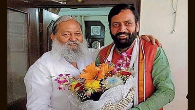 Vij, the outspoken BJP veteran known for his frequent run-ins with the chief ministers, has taken the centre-stage yet again by ‘targeting’ CM Saini thrice in a span of three days. (HT Photo) Vij, the outspoken BJP veteran known for his frequent run-ins with the chief ministers, has taken the centre-stage yet again by ‘targeting’ CM Saini thrice in a span of three days. (HT Photo)