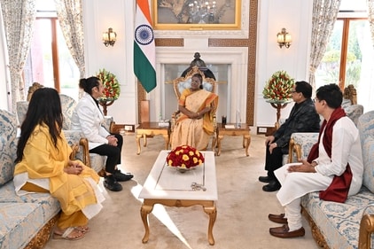 Sonu Nigam and family in conversation with President Droupadi Murmu at the Rashtrapati Bhavan in New Delhi