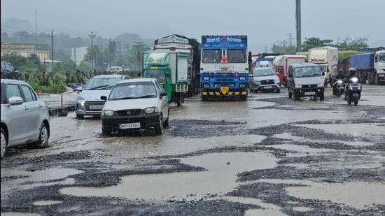 Mumbai, India, July 19, 2024: Heavy traffic jams on Mumbai-Ahmedabad Highway due to potholes. (Photo by Azim Tamboli)