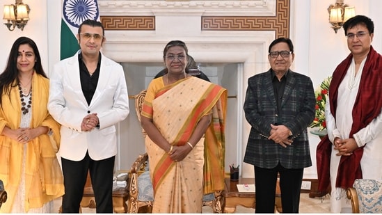 (Left to right) Meenal Nigam, Sonu Nigam, President Droupadi Murmu, Agam Kumar Nigam and Sumit Mahendru at the Rashtrapati Bhavan in New Delhi