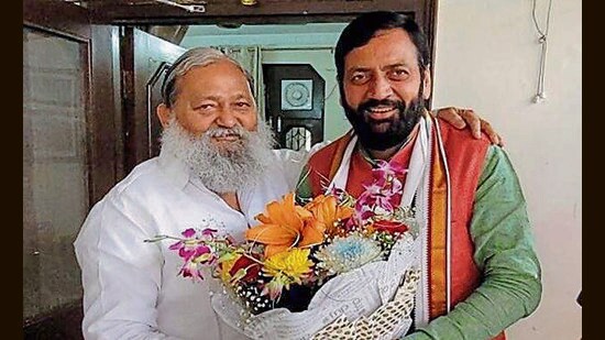 Vij, the outspoken BJP veteran known for his frequent run-ins with the chief ministers, has taken the centre-stage yet again by ‘targeting’ CM Saini thrice in a span of three days. (HT Photo)