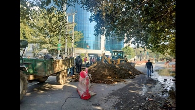 A team of MCG staff repairing the damaged sewage pipeline in front of GMDA’s office in Sector 44 in Gurugram on Wednesday. (HT PHOTO)