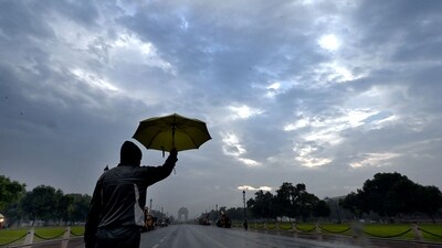 Raina and fog expected in Delhi on voting day (Arvind Yadav/Hindustan Times) Raina and fog expected in Delhi on voting day (Arvind Yadav/Hindustan Times)