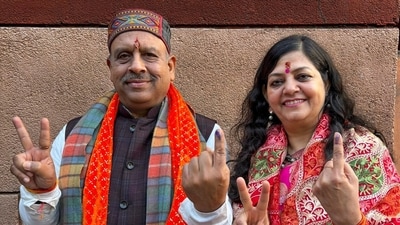 BJP MLA Vijender Gupta proudly shows his inked finger after casting his vote at a polling booth in Rohini, New Delhi. (@Gupta_vijender) BJP MLA Vijender Gupta proudly shows his inked finger after casting his vote at a polling booth in Rohini, New Delhi. (@Gupta_vijender)