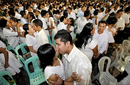 The government organizes a mass wedding ceremony in Philippines. The government organizes a mass wedding ceremony in Philippines.