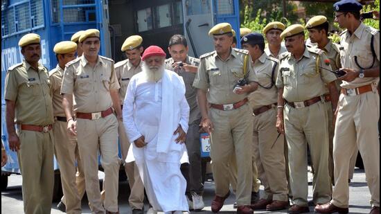A lower court had sentenced Asaram to life imprisonment in April 2018 for raping a minor at his ashram in Jodhpur in 2013. On January 14, the Rajasthan High Court granted interim bail to him until March 31 (HT Photo)