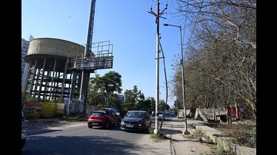 An electric pole in the middle of the road near Gomti Nagar extension (HT Photo) An electric pole in the middle of the road near Gomti Nagar extension (HT Photo)