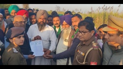 BKU-Tikait office-bearers handing over a charter of demands regarding human-animal conflict in Dudhwa buffer zone on Thursday. (HT Photo)