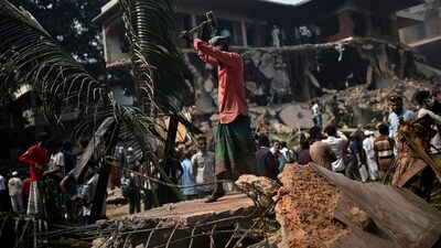 Thousands of protesters set fire to the residence of Bangladesh founder Sheikh Mujibur Rahman in Dhaka. (AP) Thousands of protesters set fire to the residence of Bangladesh founder Sheikh Mujibur Rahman in Dhaka. (AP)