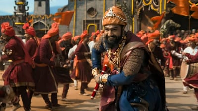 Vicky Kaushal performs the lezim dance in the Chhaava trailer. Vicky Kaushal performs the lezim dance in the Chhaava trailer.