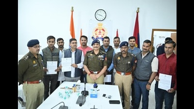 Commissioner of police Mohit Agarwal with police team that cracked the case and arrested the accused. (HT) Commissioner of police Mohit Agarwal with police team that cracked the case and arrested the accused. (HT)