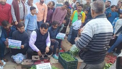 MLA Nand Kishor Gurjar set up his cart at a weekly market in Naipura in Loni, and dared police to remove him. (Sakib Ali/HT Photo) MLA Nand Kishor Gurjar set up his cart at a weekly market in Naipura in Loni, and dared police to remove him. (Sakib Ali/HT Photo)