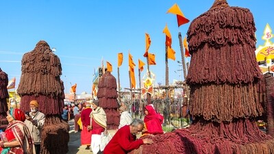 Devotees perform rituals during the ongoing Maha Kumbh Mela 2025, in Prayagraj, Uttar Pradesh, Thursday, Feb. 6, 2025. (PTI) Devotees perform rituals during the ongoing Maha Kumbh Mela 2025, in Prayagraj, Uttar Pradesh, Thursday, Feb. 6, 2025. (PTI)