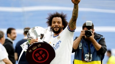 FILE PHOTO: Soccer Football - LaLiga - Real Madrid v Espanyol - Santiago Bernabeu, Madrid, Spain - April 30, 2022 Real Madrid's Marcelo holds the trophy and celebrates after winning LaLiga REUTERS/Juan Medina/File Photo (REUTERS)