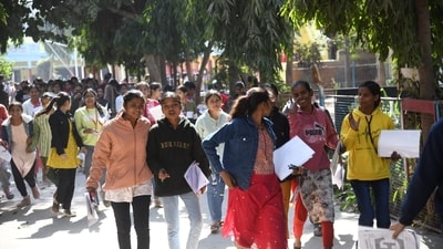 Students coming out from at D.A.V high school danapur in Patna after appearing in the Class 12 (intermediate) exam of the Bihar School Examination Board (BSEB). (Santosh Kumar ) Students coming out from at D.A.V high school danapur in Patna after appearing in the Class 12 (intermediate) exam of the Bihar School Examination Board (BSEB). (Santosh Kumar )