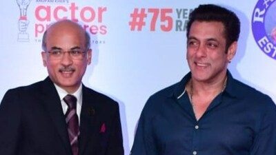 Sooraj Barjatya and Salman Khan at the screening of Uunchai. (Varinder Chawla) Sooraj Barjatya and Salman Khan at the screening of Uunchai. (Varinder Chawla)