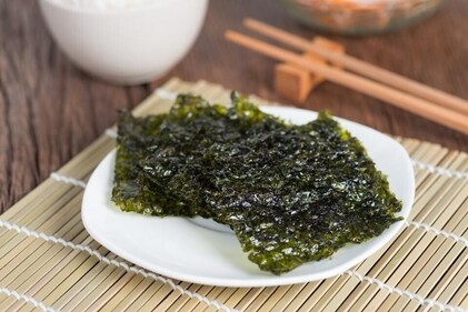 Iodine-rich foods like seaweed nori leaves  better thyroid functioning (Shutterstock)
