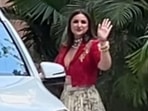Parineeti Chopra waved at the paparazzi on her way to the wedding, Parineeti Chopra waved at the paparazzi on her way to the wedding,