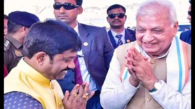 Bihar governor Arif Mohammad Khan (right) being welcomed by U.P. minister Nand Gopal Gupta ‘Nandi’ at Mahakumbh in Prayagraj (HT photo)