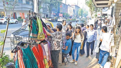 Mumbai, India - Jan. 16, 2025: Hawkers at Colaba causeway, in Mumbai, India, on Thursday, January 16, 2025. (Photo by Anshuman Poyrekar/ Hindustan Times) (Hindustan Times) Mumbai, India - Jan. 16, 2025: Hawkers at Colaba causeway, in Mumbai, India, on Thursday, January 16, 2025. (Photo by Anshuman Poyrekar/ Hindustan Times) (Hindustan Times)