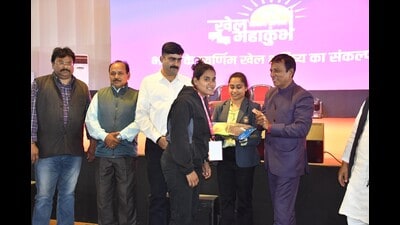 Noted gymnast Dipa Karmakar presenting certificates to sportspersons at Khel Mahakumbh in the Mela area of Mahakumbh-2025 in Prayagraj on Friday. (HT) Noted gymnast Dipa Karmakar presenting certificates to sportspersons at Khel Mahakumbh in the Mela area of Mahakumbh-2025 in Prayagraj on Friday. (HT)