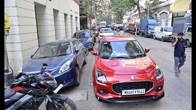 Residents say the pay-n-park attendants keep bunches of keys with them and double-park vehicles for those willing to pay a price. (Anshuman Poyrekar/Hindustan Times) Residents say the pay-n-park attendants keep bunches of keys with them and double-park vehicles for those willing to pay a price. (Anshuman Poyrekar/Hindustan Times)