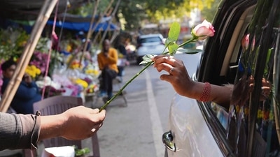 Love may be priceless, but roses certainly aren’t this Rose Day. (Anurag Mehra/HT) Love may be priceless, but roses certainly aren’t this Rose Day. (Anurag Mehra/HT)