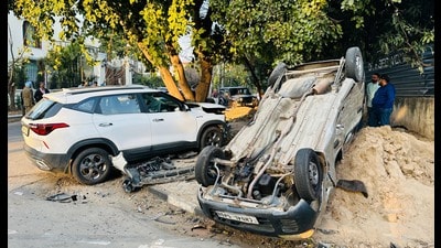The driver miraculously escaped unhurt even as the crash left the overturned Maruti Suzuki Alto 800 severely damaged. (Sant Arora/HT)