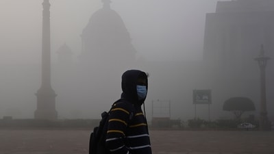 People seen amidst heavy smog at South Block in a foggy and chilly morning at Raisina Hills, in New Delhi, India. (File image) (Hindustan Times) People seen amidst heavy smog at South Block in a foggy and chilly morning at Raisina Hills, in New Delhi, India. (File image) (Hindustan Times)