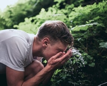 Wash and moisturise the skin: The pores in the skin get clogged throughout the day from dirt, dust and oil. Cleaning the face every morning and evening is always recommended to remove this dirt and oil. After washing, it is important to apply a moisturizer with 30 SPF or higher. (Unsplash) Wash and moisturise the skin: The pores in the skin get clogged throughout the day from dirt, dust and oil. Cleaning the face every morning and evening is always recommended to remove this dirt and oil. After washing, it is important to apply a moisturizer with 30 SPF or higher. (Unsplash)