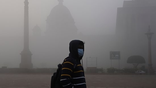 People seen amidst heavy smog at South Block in a foggy and chilly morning at Raisina Hills, in New Delhi, India. (File image) (Hindustan Times)